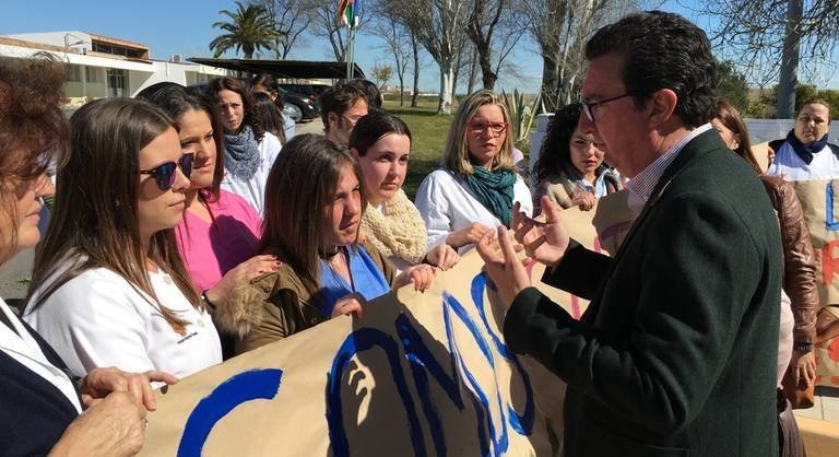 Manuel Andrés González, en la concentración de los monitores. / PP de Huelva