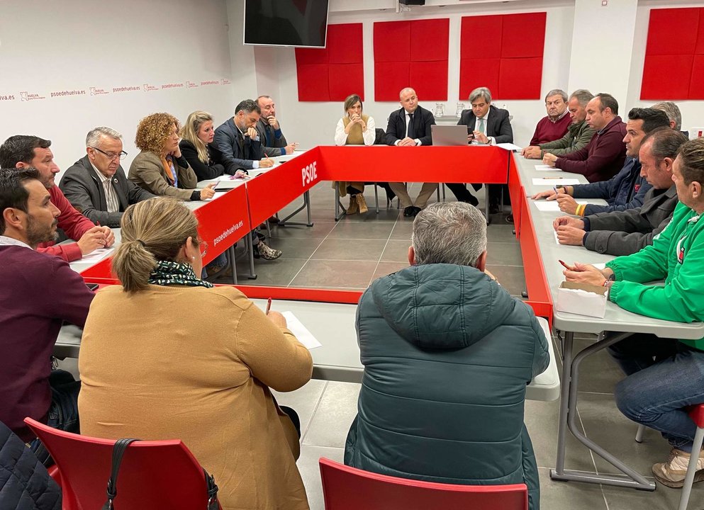 Plana mayor del PSOE en la reunión con la Plataforma de Regadíos