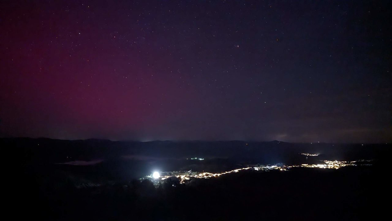Imagen de aurora boreal sobre los cielos de la Sierra, captada por Javi Ginés anoche.
