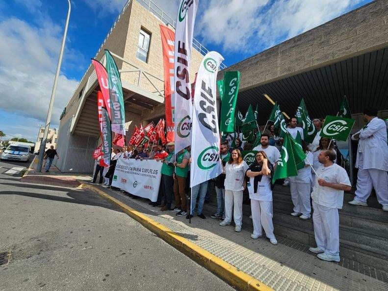 Protesta sindical a las puertas del Juan Ramón Jiménez
