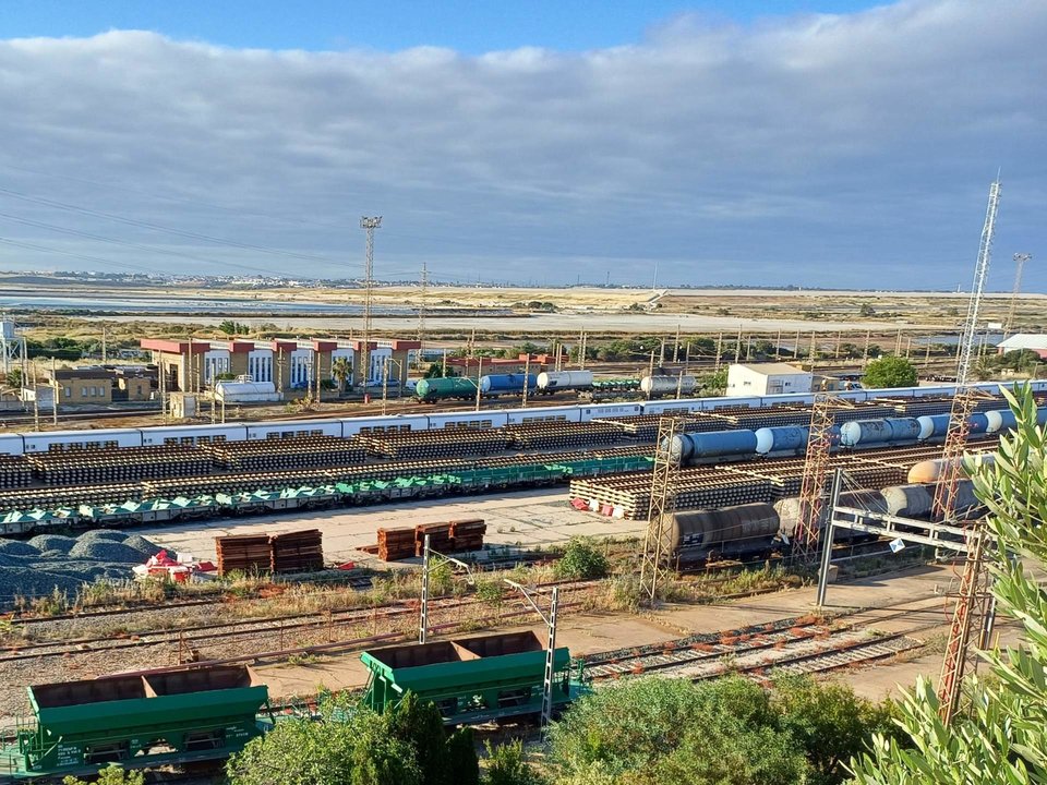 Nudo ferroviario de Mercancías en Huelva, con los fosfoyesos de fondo