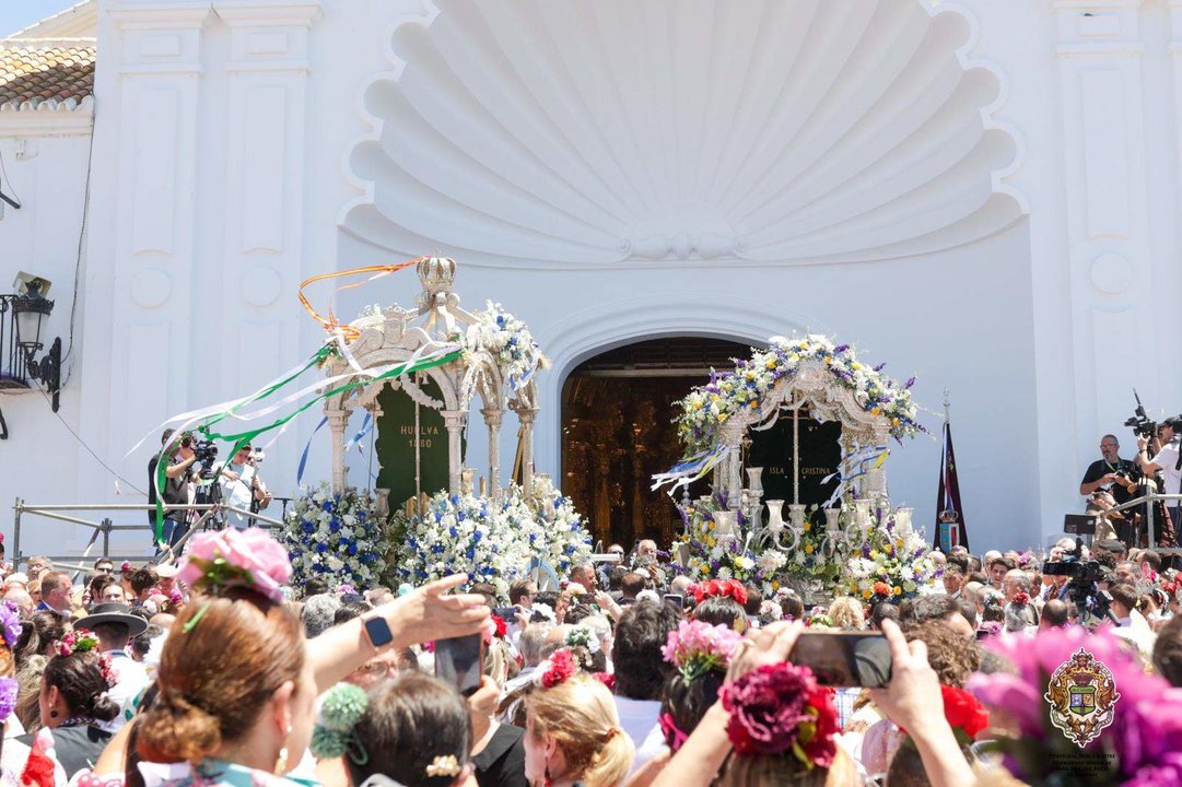 Llegada del Simpecado de la Hermandad de Huelva a la Puerta del Santuario.