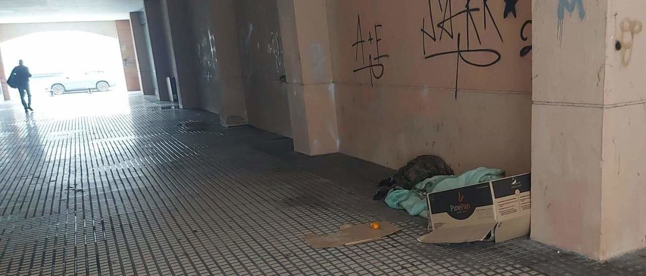 Una persona sin hogar en el pasaje de Doctor Rubio