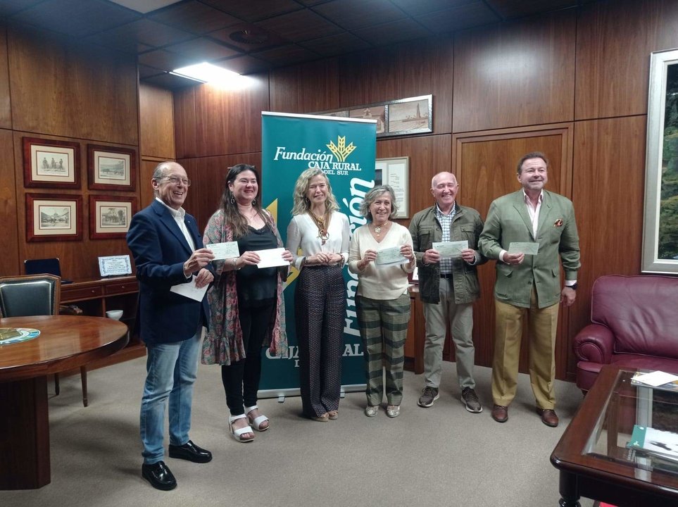 Representantes de distintas entidades solidarias tras recibir los cheques de Fundación Caja Rural del Sur