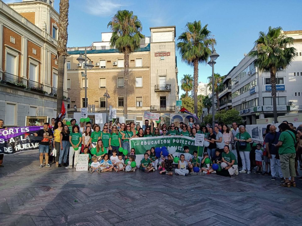Concentración por la pérdida de unidades escolares públicas en Huelva en beneficio de centros concertados