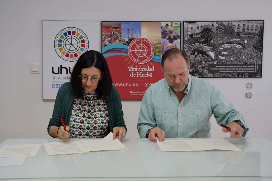 Firma del convenio entre Caja Rural del Sur y la Universidad de Huelva