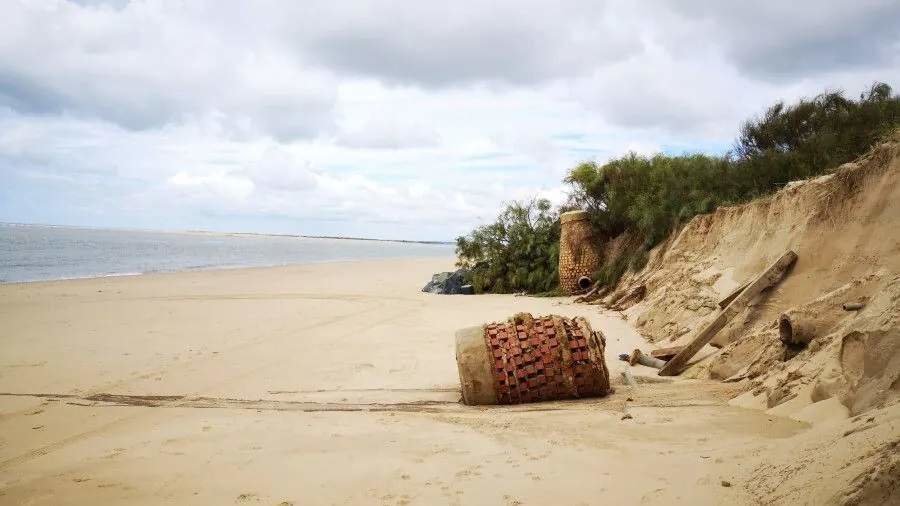 Imagen del colector de El Portil destrozado