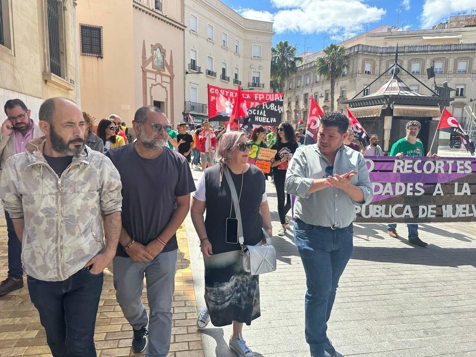 Marcos Toti, a la derecha, en una movilización educativa