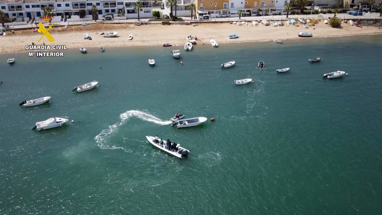 Panorámica aérea de la operación en el mar de Isla Cristina