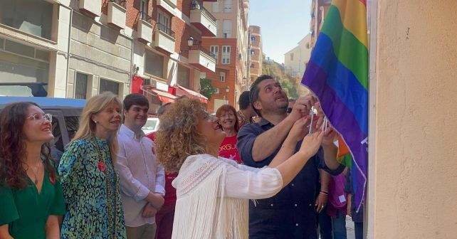 Colocan la bandera del colectivo en la sede del PSOE