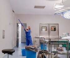 Limpiando una sala hospitalaria