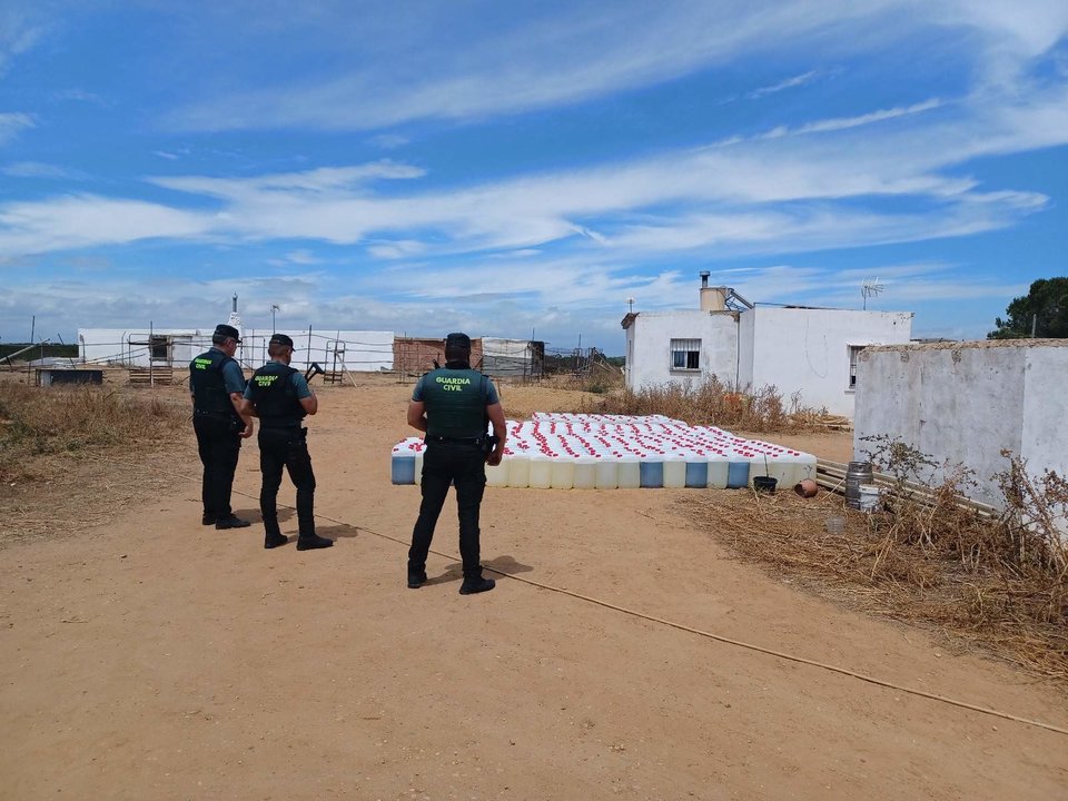 Agentes de la Guardia Civil junto a las garrafas en La Redondela