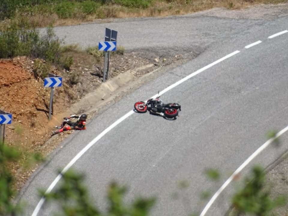 Motoristas accidentado en una carretera de Huelva