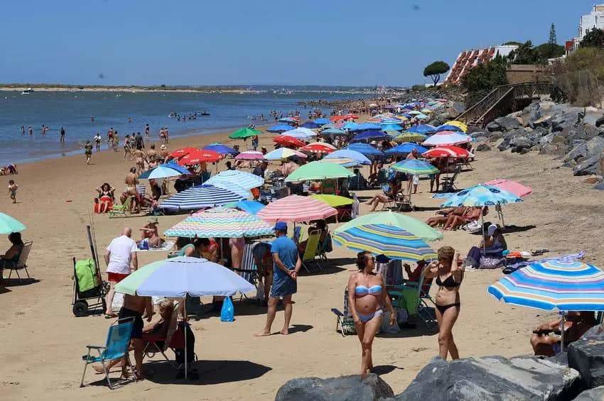 La playa ¿cerrada? de El Portil repleta de bañistas (Fotos: José M. Zúñiga Z.)