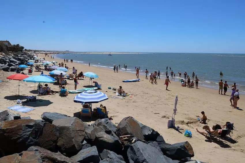 Los bañistas, entre las rocas de protección contra los temporales