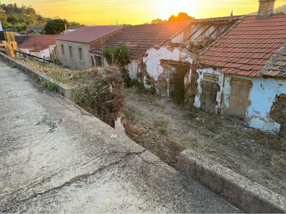 Hilera de casas en ruinas