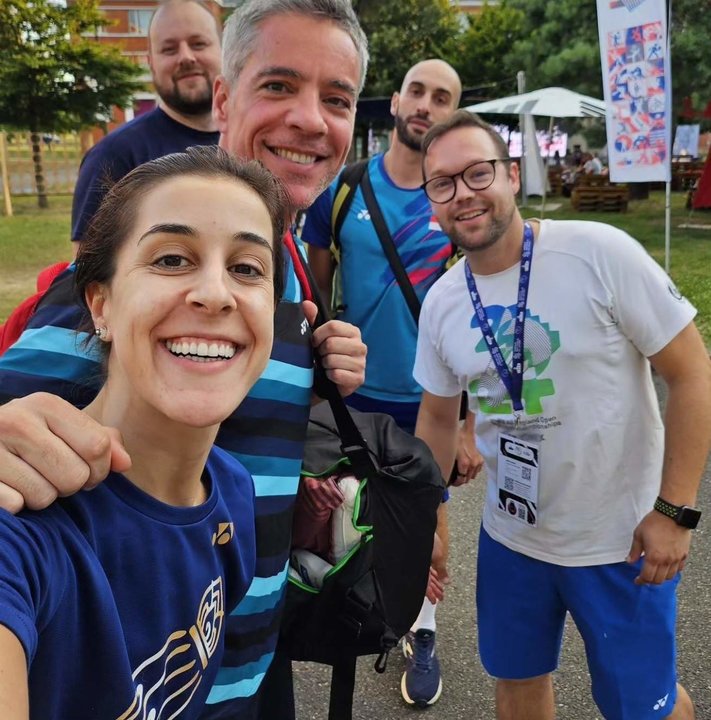 Carolina Marín y su cuerpo técnico en París.