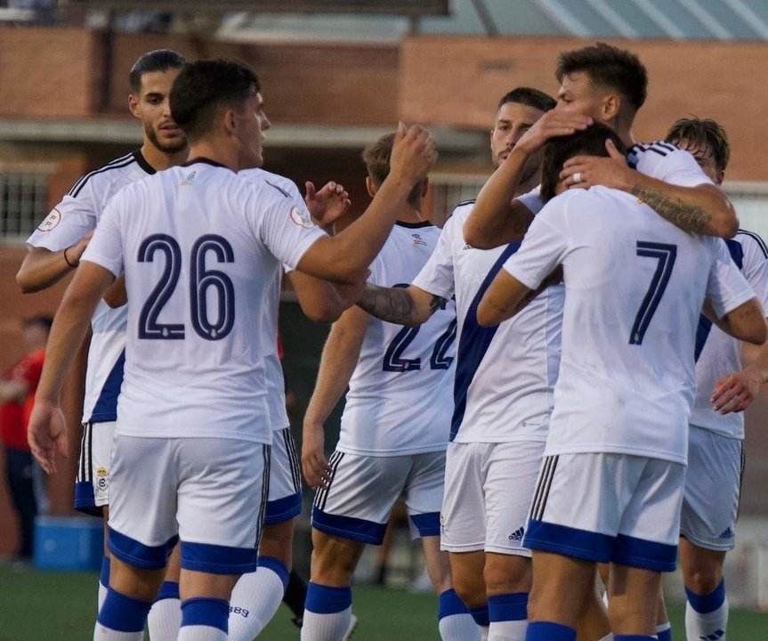 Los jugadores del Recre celebran uno de sus goles al Rociana.