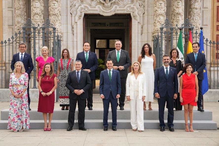 Moreno posa con el nuevo Gobierno andaluz