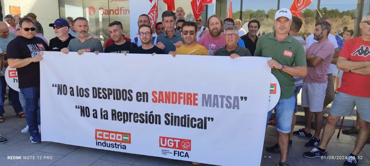 CCOO Huelva denuncia en una concentración el rechazo de los despidos realizados por la dirección de la empresa de 3 representantes sindicales de la plantilla