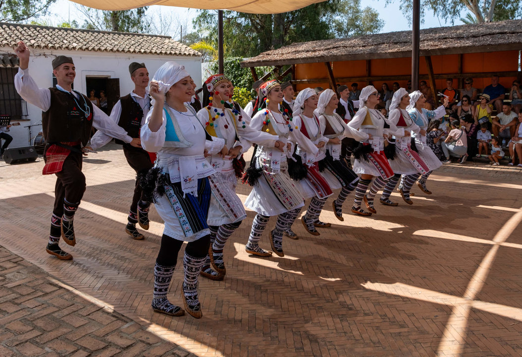 Actuación del Festival Villablanca en el Muelle de las Carabelas