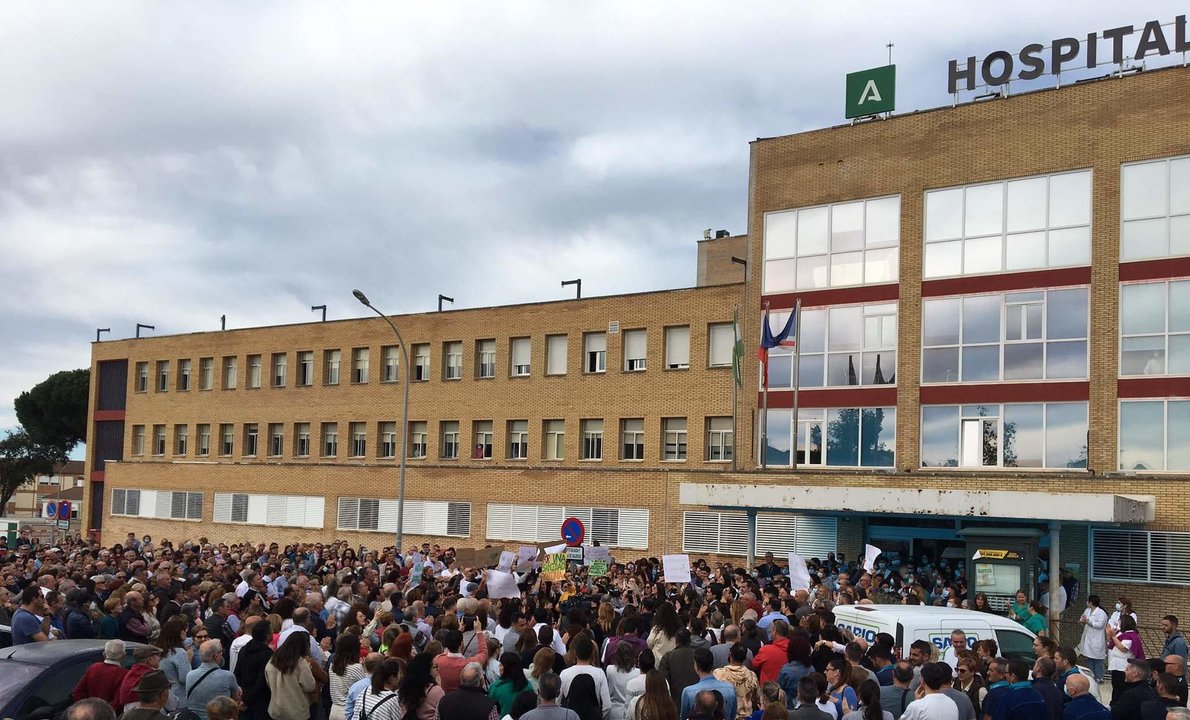 Protestas ante el Hospital de Riotinto