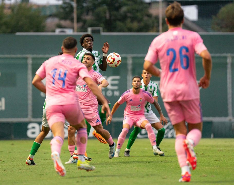 Una acción del choque entre el filial del Betis y el Recre.