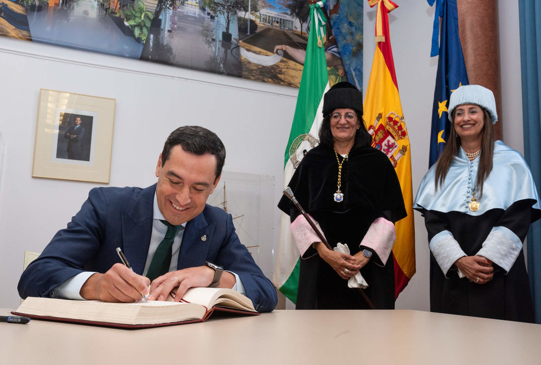 El presidente de la Junta firma en el libro de la UHU