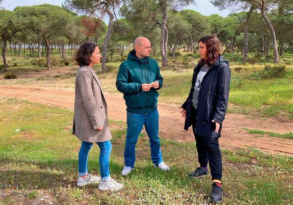 Integrantes de IU Punta Umbría, con Ruiz en el centro