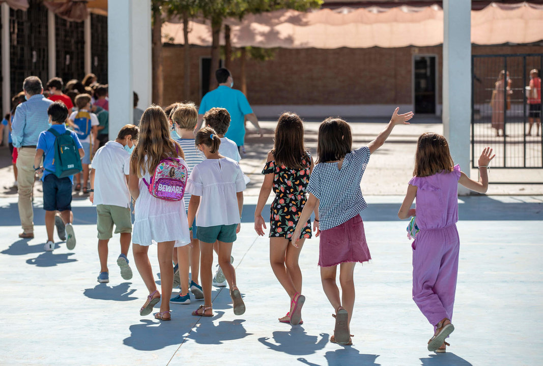 Alumnado entra al cole en Cartaya