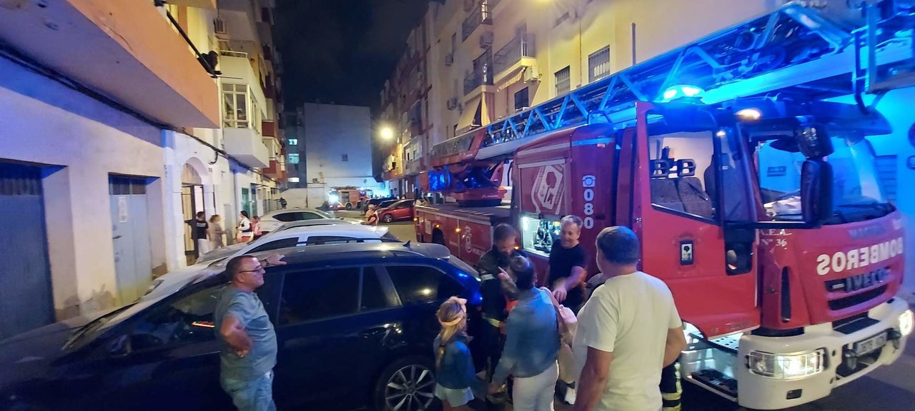 Vecinos en la calle junto a los Bomberos