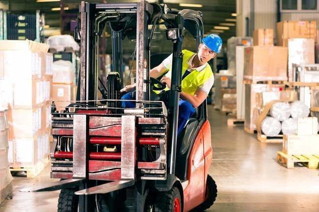 Un trabajador maneja una carretilla