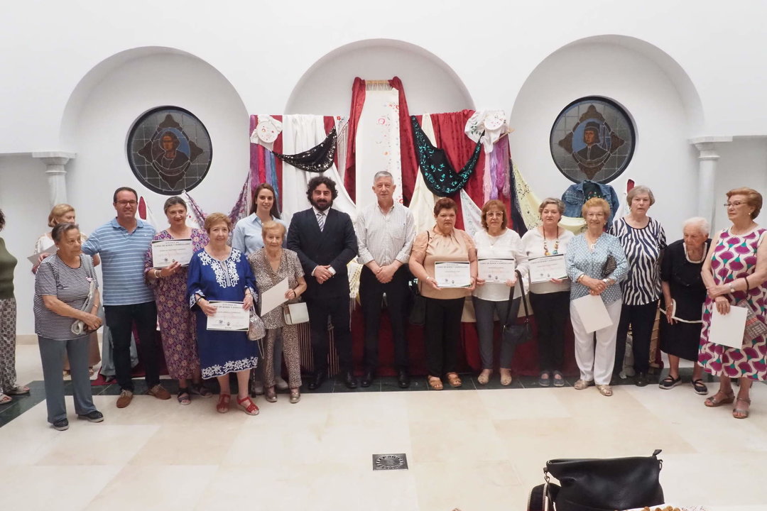 Foto de familia de la presentación de los Talleres