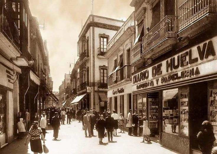 Imagen de la Huelva en blanco y negro, con Diario de Huelva en el centro