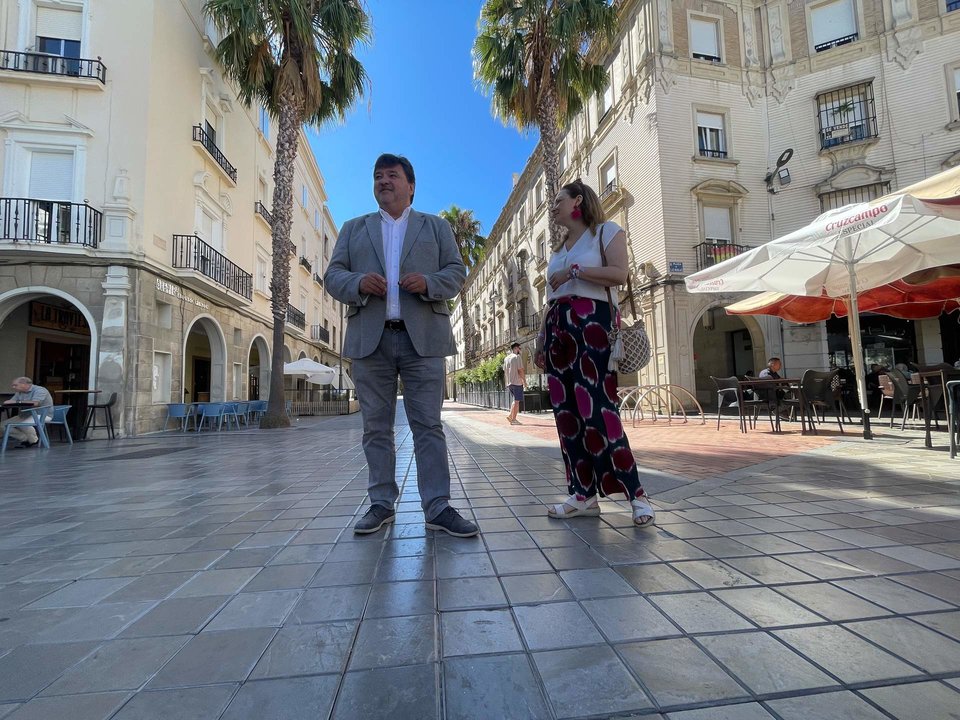 Gabriel Cruz, en la calle, junto al Ayuntamiento de Huelva