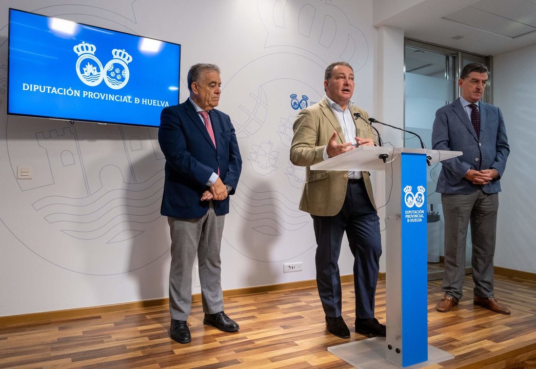 De izquierda a derecha, Francisco Bella, alcalde de Almonte; David Toscano, presidente de la Diputación, y Santiago Padilla, presidente de la Matriz