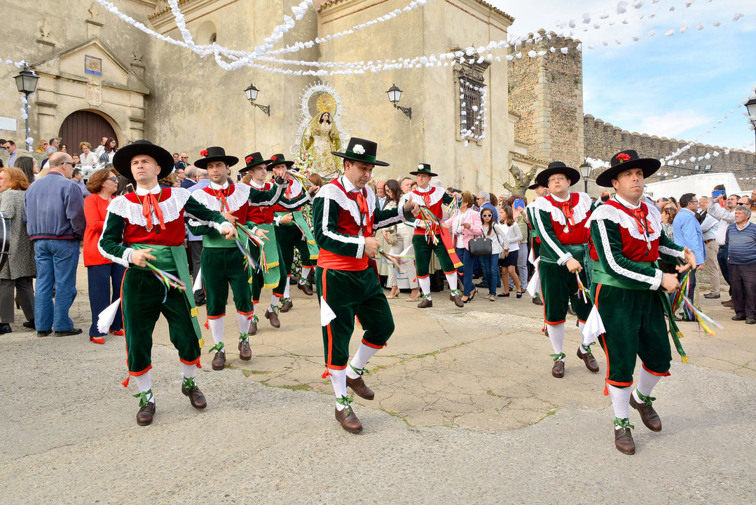 Grupo de Danza ante la Virgen de la Esperanza en el casco histórico de Cumbres Mayores