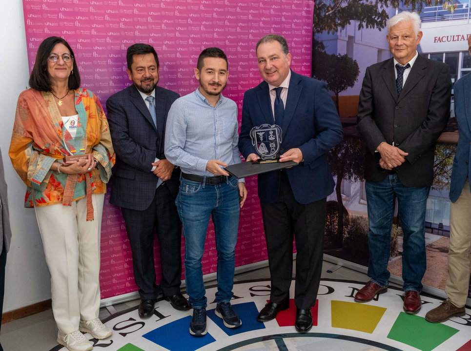 Entrega reconocimiento a la Diputación de Huelva