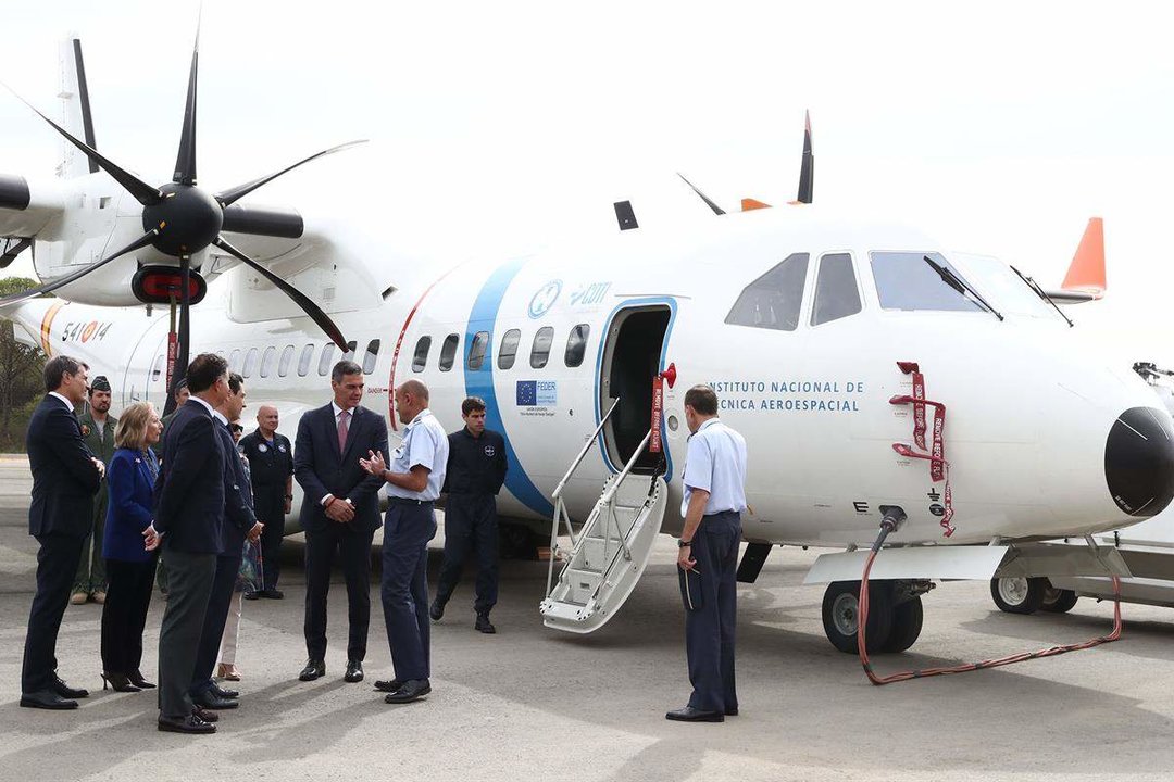 Pedro Sánchez y Juanma Moreno en su visita al CEUS