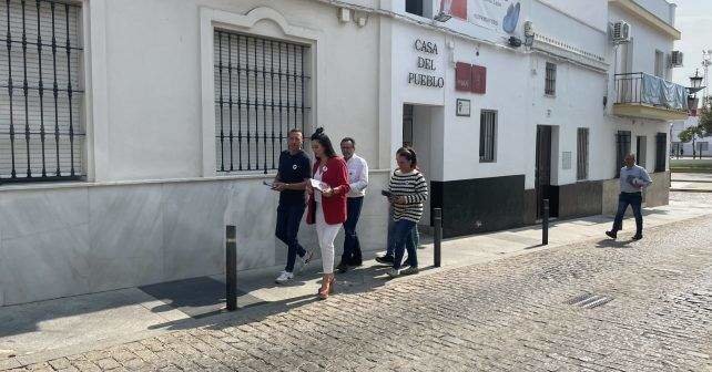 Bella Canales, portavoz del PSOR de Lepe, en el pueblo.