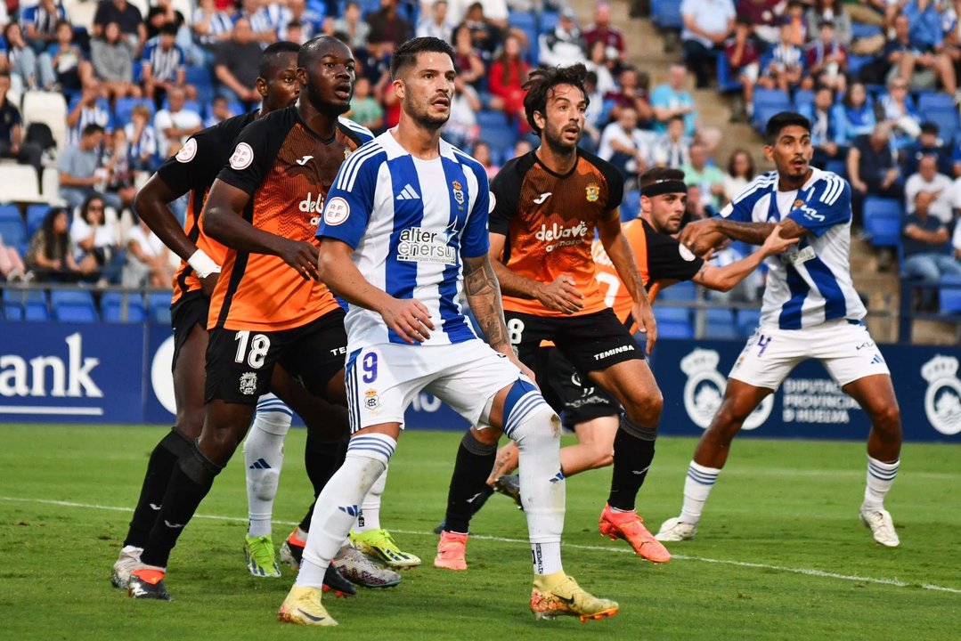 Lance del partido entre el Recre y el Fuenlabrada.