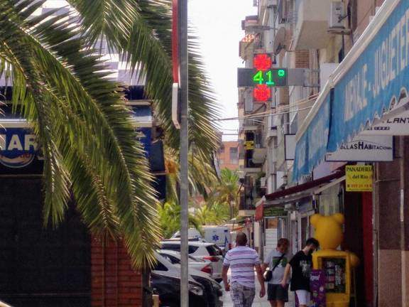 Un termómetro en la barriada del Molino de la Vega marca 41ºC