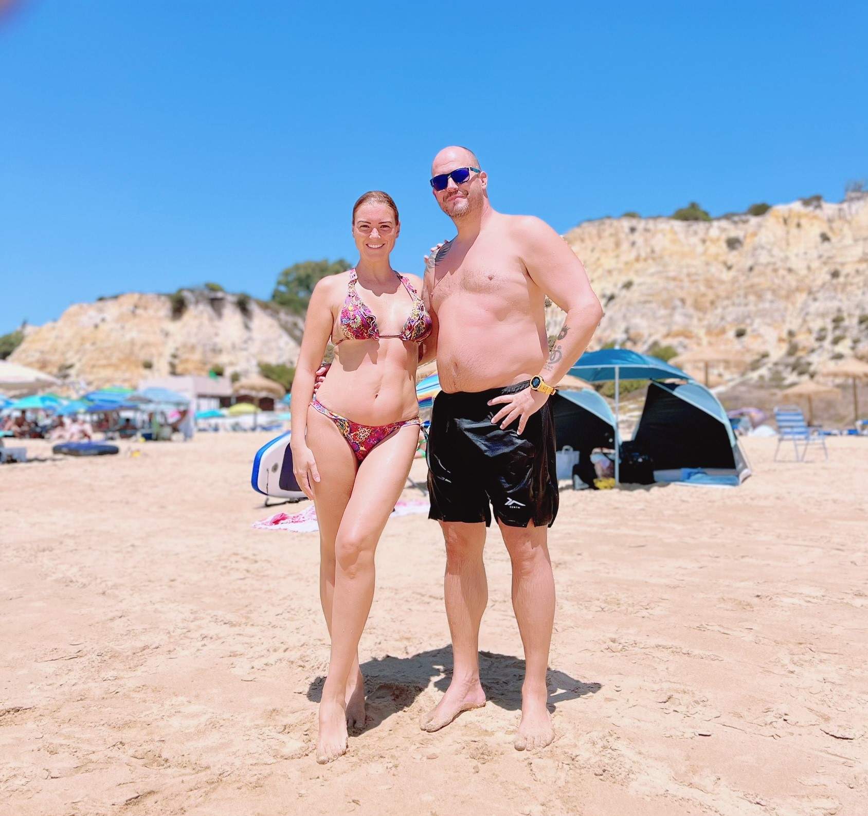 Disfrutando de las playas onubenses junto a su marido Curro