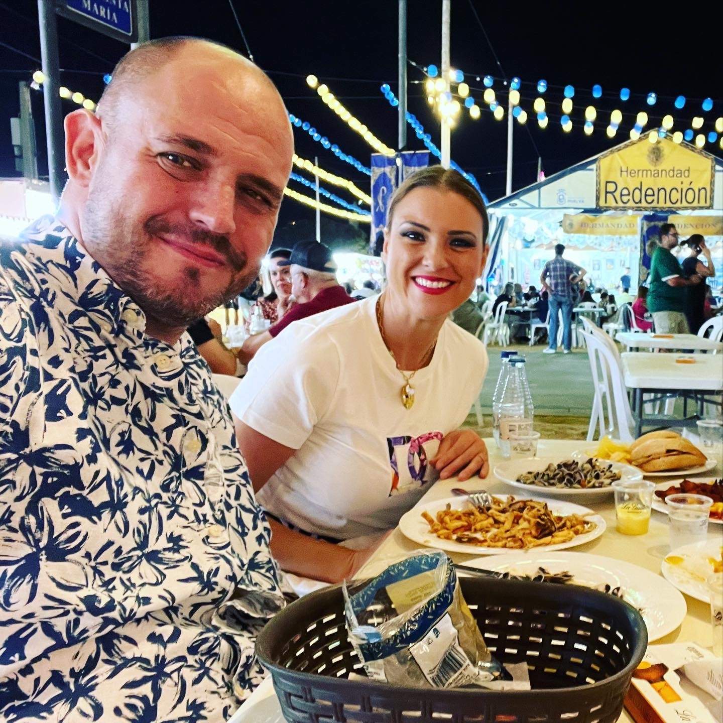 Degustando el pescaito frito en plenas Colombinas junto a su marido Curro