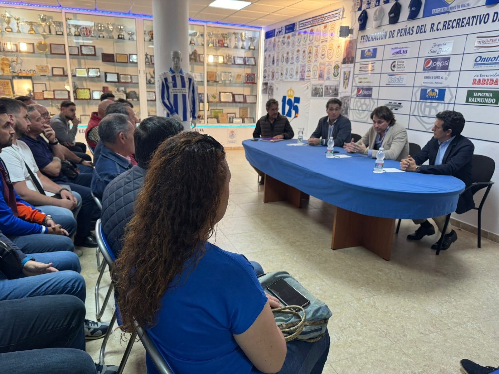Adrián Fernández, presidente del Recreativo, con los peñistas.